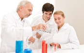 Investigadores em laboratorio